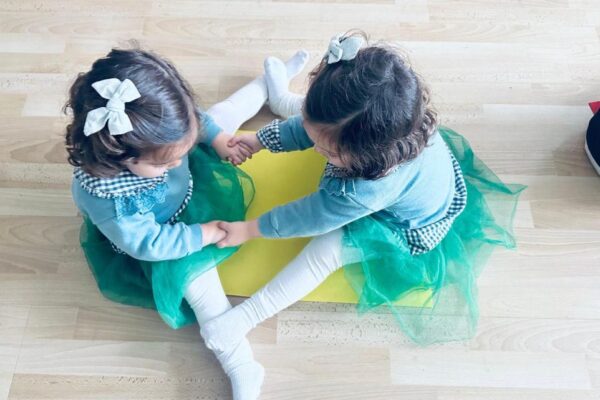 Conexión y bienestar Descubriendo el yoga en parejas en CBS Pre-School-1