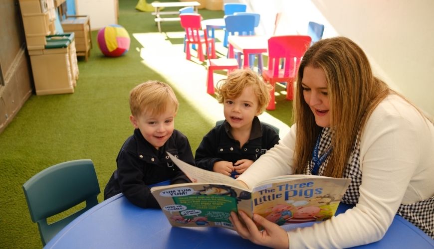 profesora leyendo a niños en guardería nursery centro de educacion infantil bormujos y mairena