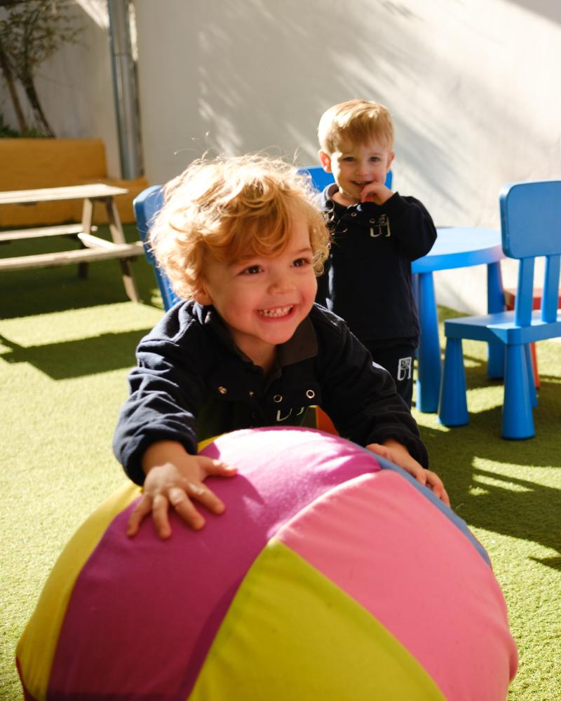 Niños jugando en el patio de CBS Pre-School en Sevilla