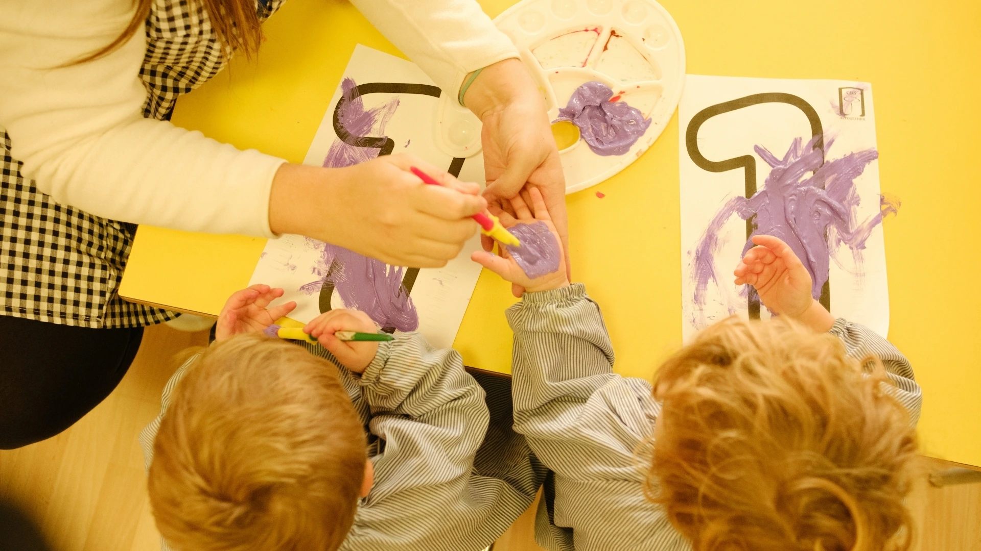 Niños creando arte con sus manos