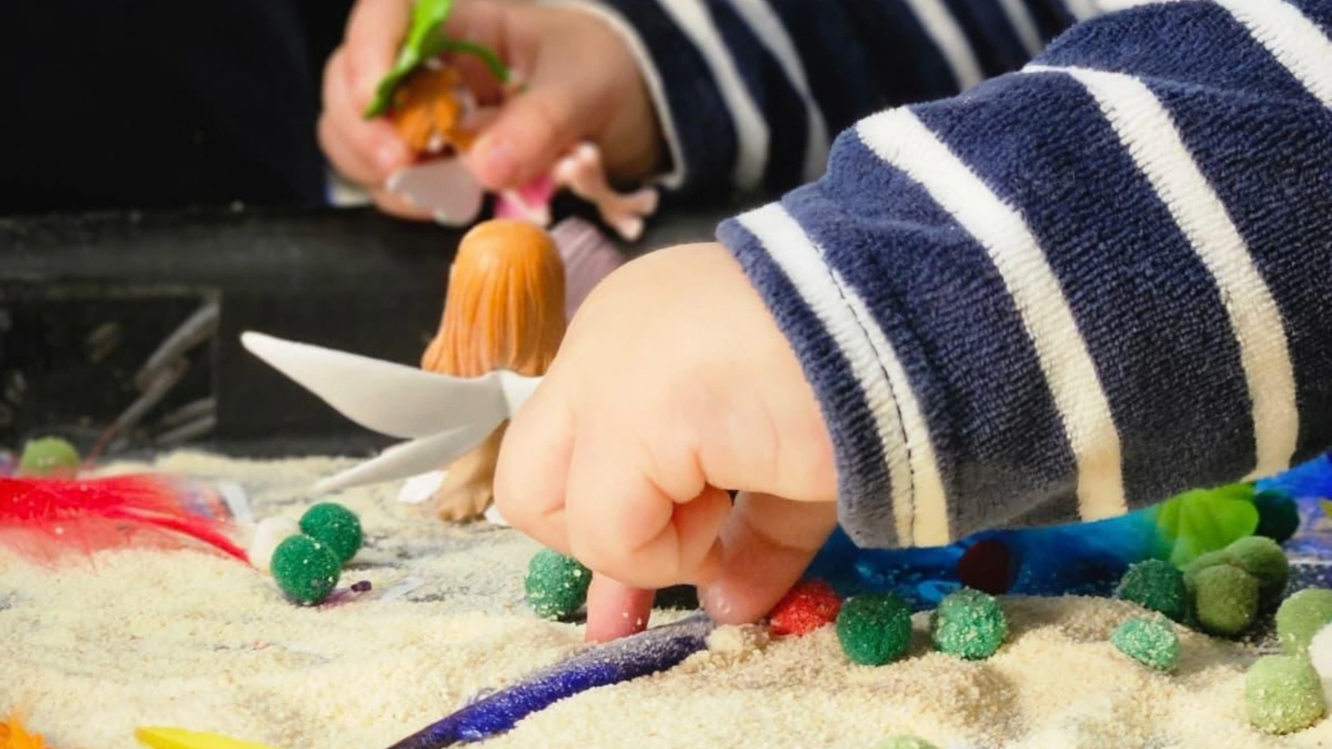 Niños explorando materiales con sus manos