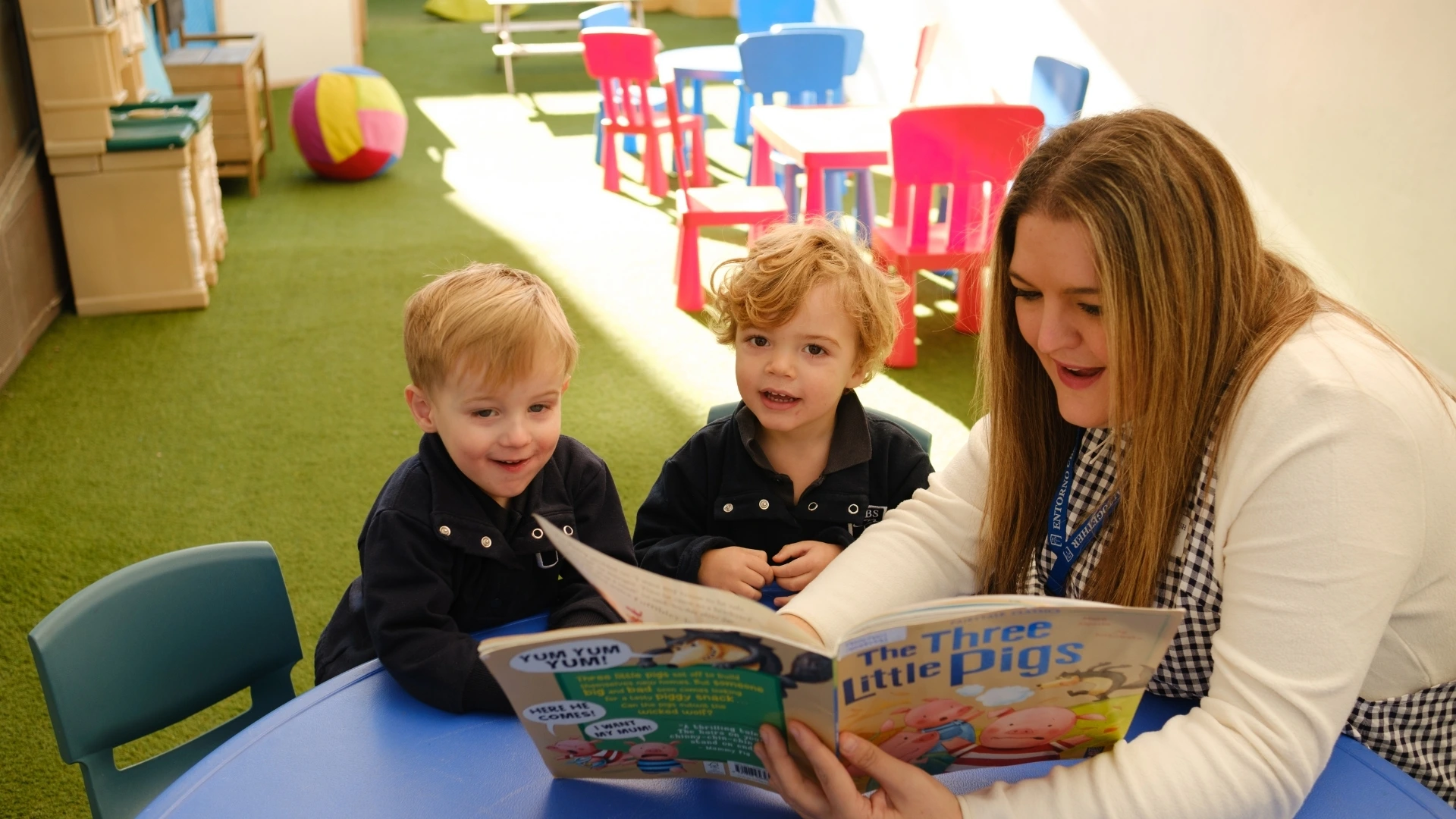Miss Mari leyendo un cuento a los niños